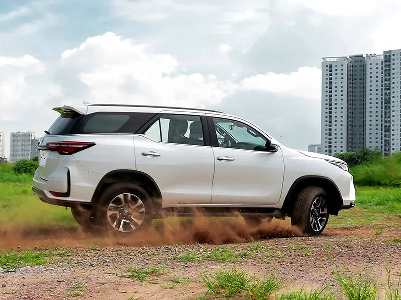 outdoor-toyota-fortuner-2023-2024-toyota-thai-hoa-tu-liem-2.jpg
